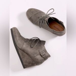 Maurice’s gray Women's Cheri lace up Wedge Ankle Boots, size 9